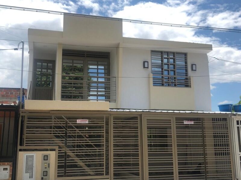 Apto al Oriente con AC y Balcón. En Piso 2 de casa