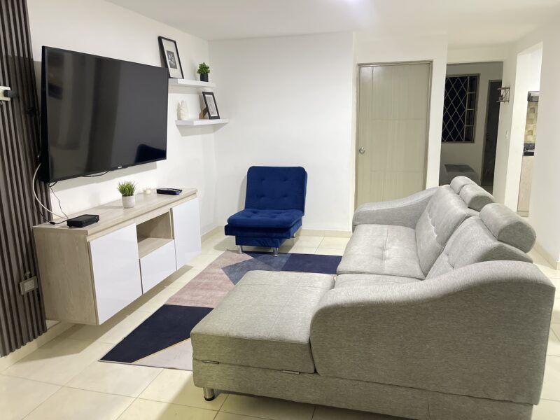 Apto al Oriente con AC y Balcón. En Piso 2 de casa