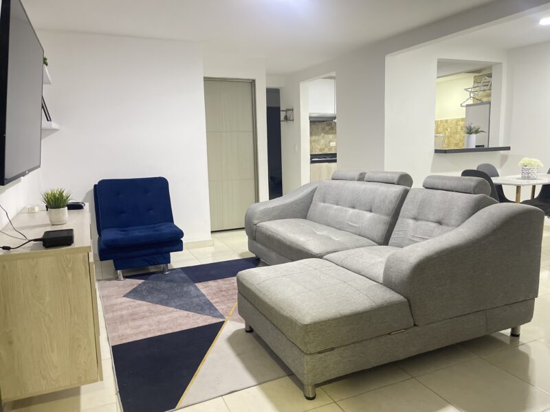 Apto al Oriente con AC y Balcón. En Piso 2 de casa