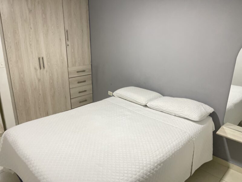 Apto al Oriente con AC y Balcón. En Piso 2 de casa
