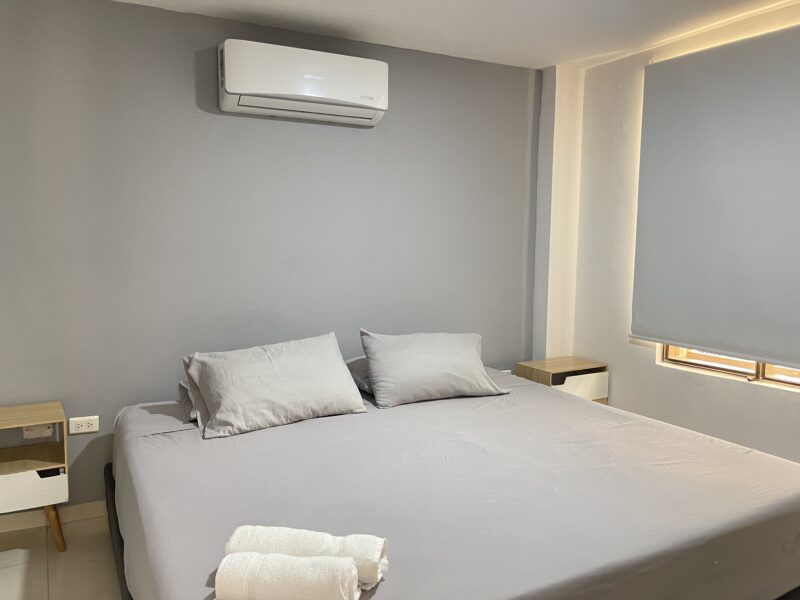 Apto al Oriente con AC y Balcón. En Piso 2 de casa