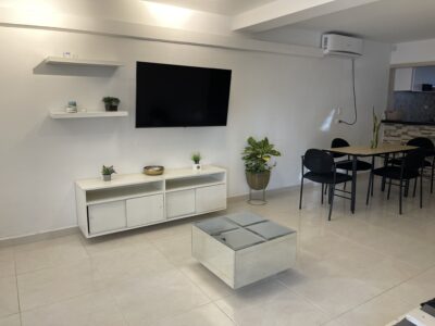 Lujoso y tranquilo apto al Oriente con aire piso 1 en casa