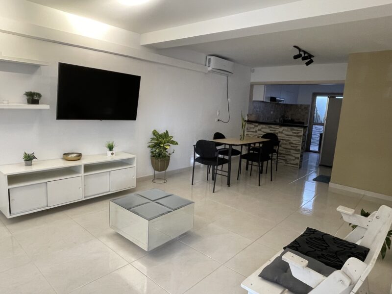 Lujoso y tranquilo apto al Oriente con aire piso 1 en casa