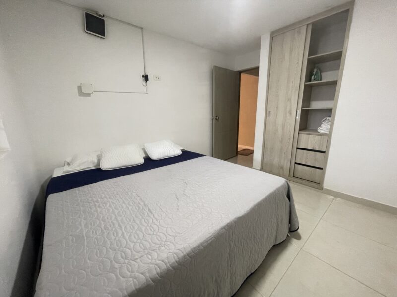 Lujoso y tranquilo apto al Oriente con aire piso 1 en casa