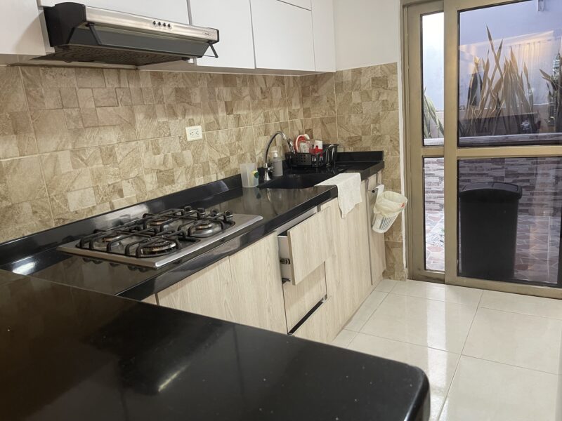 Lujoso y tranquilo apto al Oriente con aire piso 1 en casa