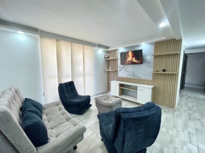 Apartamento con aire, piscina y parqueadero . T25