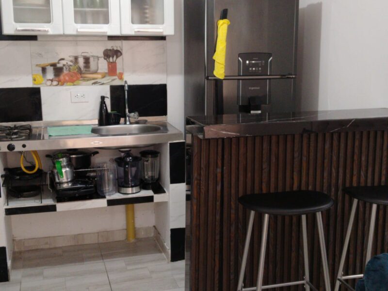 Apartamento con aire, piscina y parqueadero . T25