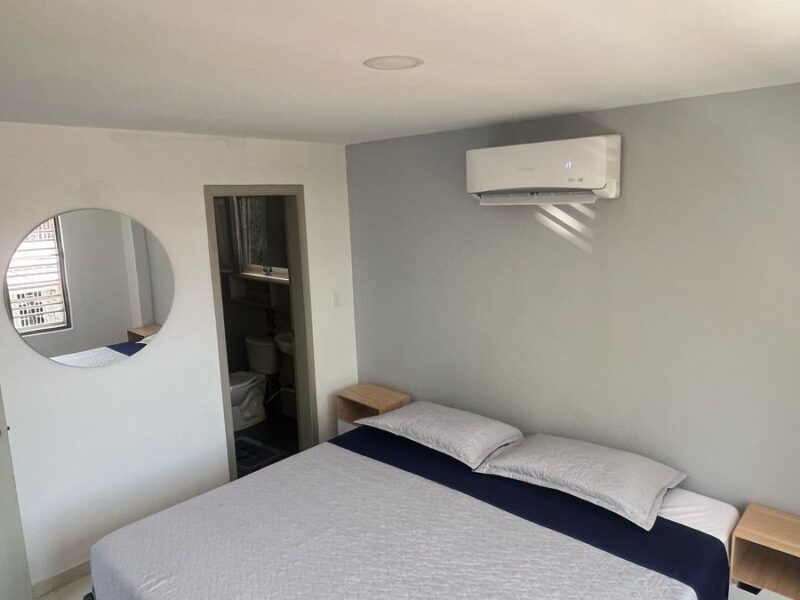 Apto al Oriente con AC y Balcón. En Piso 2 de casa