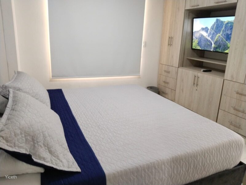 Apto al Oriente con AC y Balcón. En Piso 2 de casa